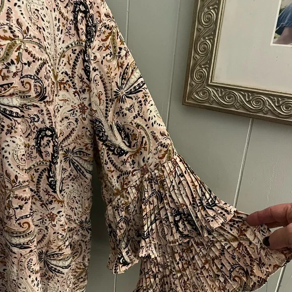 Elegant Paisley Women's Blouse - Cream and Black - Picture 2 of 3